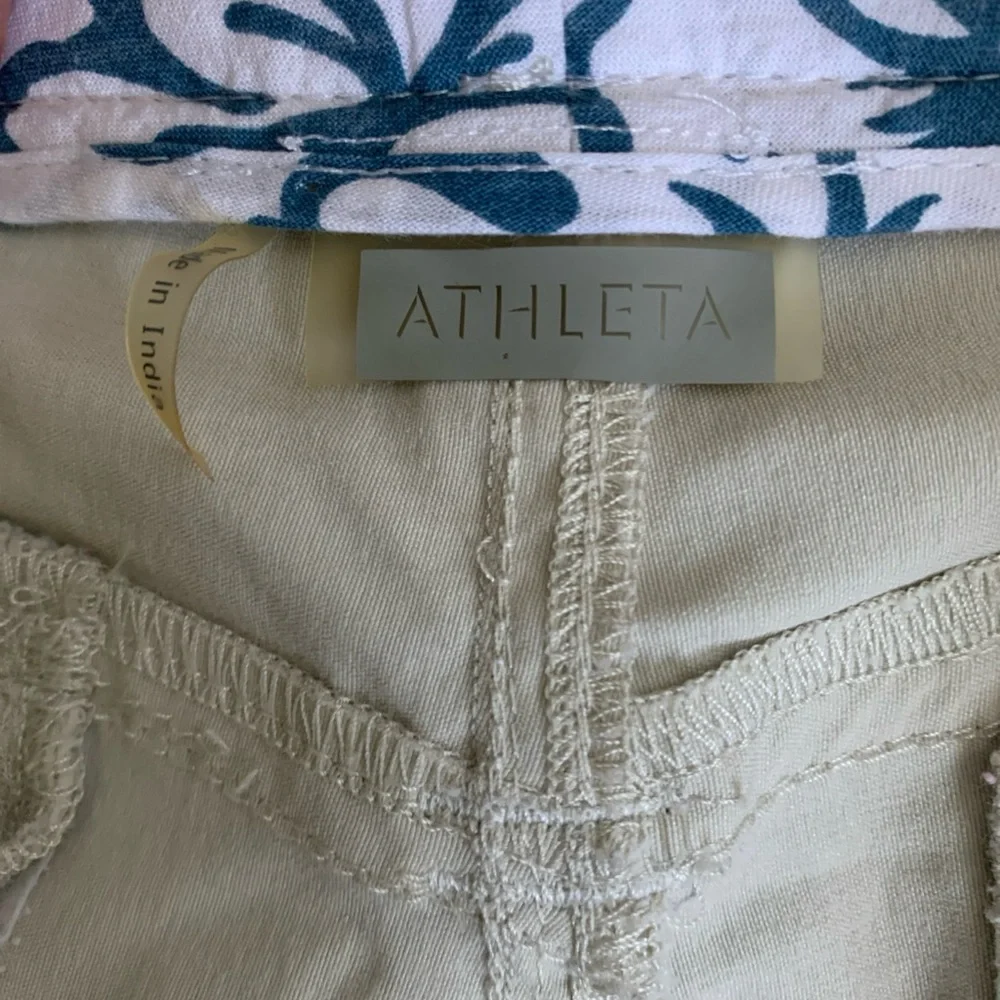 Athleta size 10 Bermuda length hiking shorts beige/khaki - Picture 2 of 4